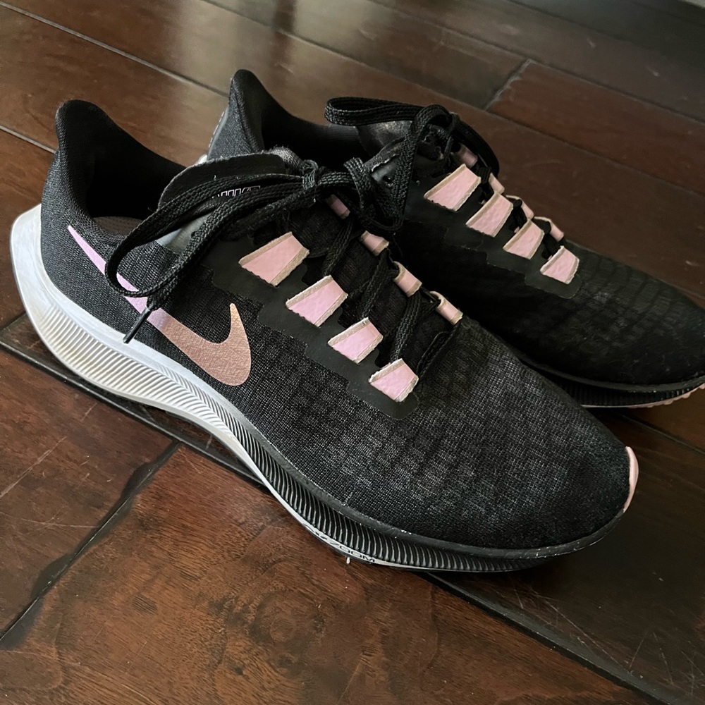 Nike air zoom 37 size 7. Arctic black and pink